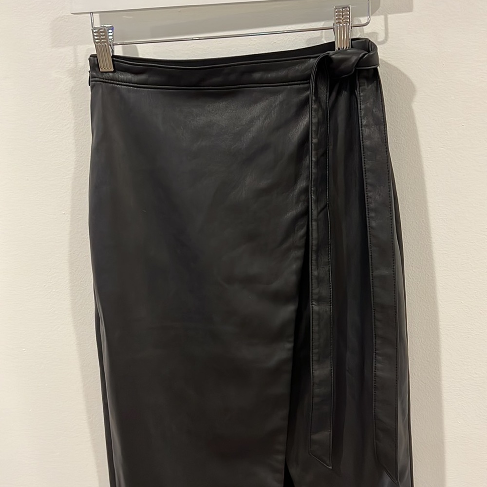 Aritzia TNA BABATON black Pelli leather Skirt size 2 - Picture 4 of 7